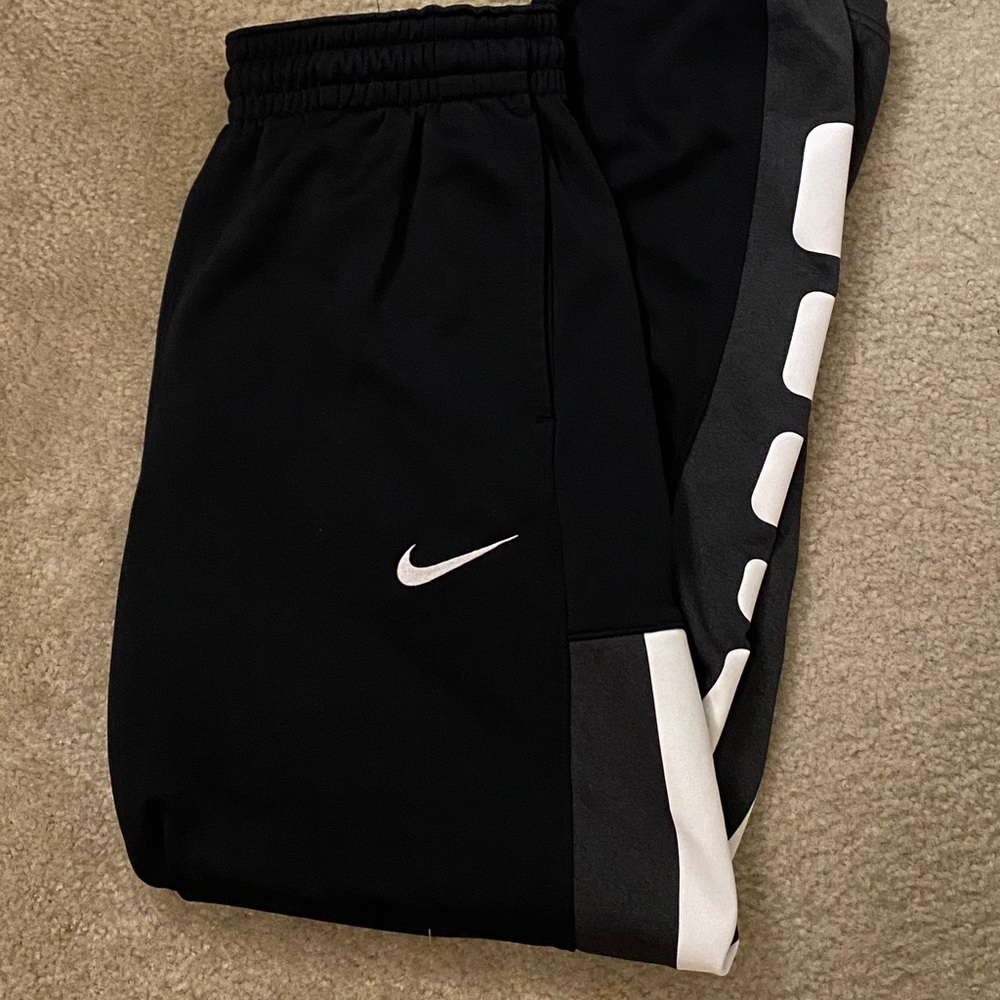 Nike sweatpants size medium